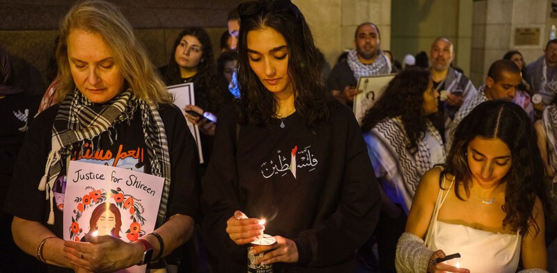 Mujeres palestinas encienden velas en memoria de Shireen Abu Akleh