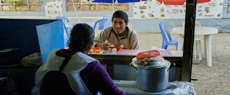 Mujer atendiendo en un puesto de comida