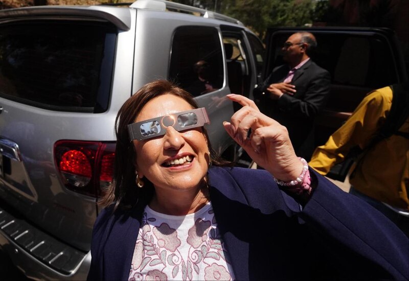La Presidenta Michelle Bachelet observa el eclipse solar en Chile