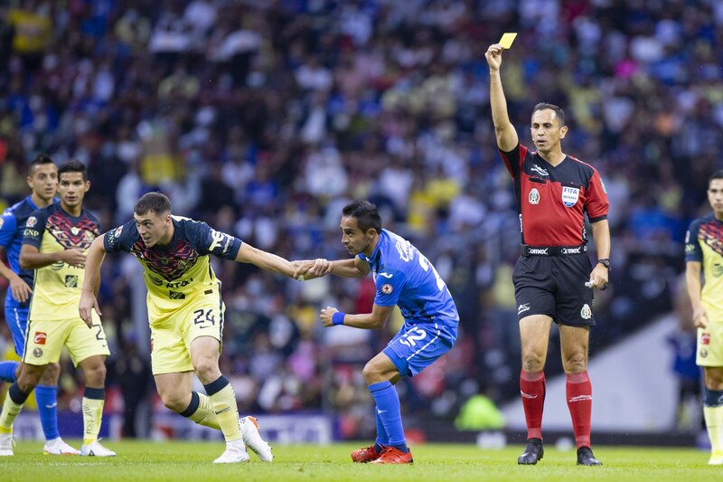 Tarjeta amarilla en el partido de fútbol