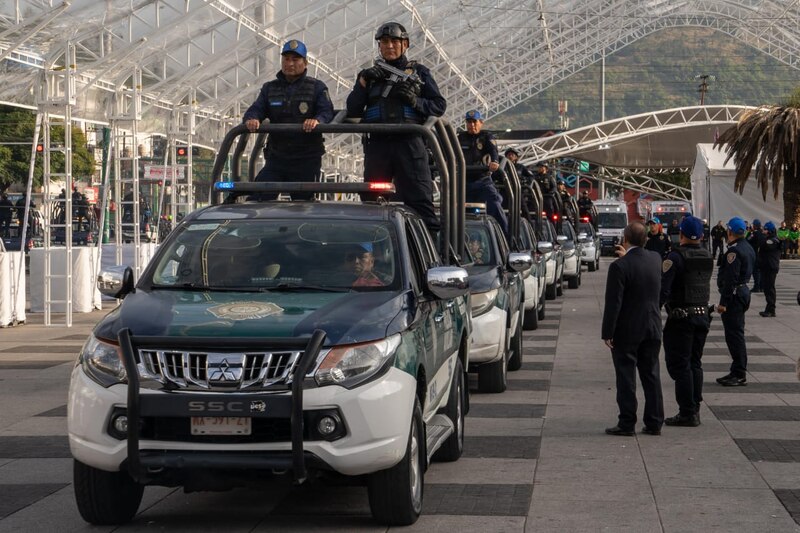 Policías en formación durante un desfile.