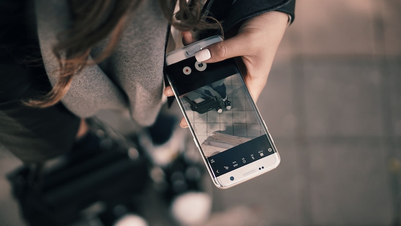 Mujer grabando un vídeo con su teléfono móvil