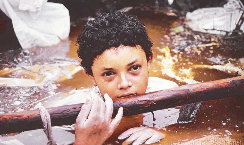 Niño migrante en el río Bravo