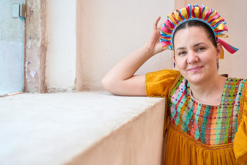 Mujer mexicana con traje tradicional