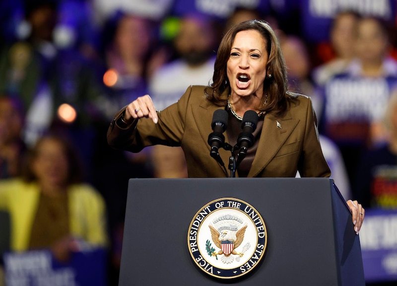 Kamala Harris dando un discurso