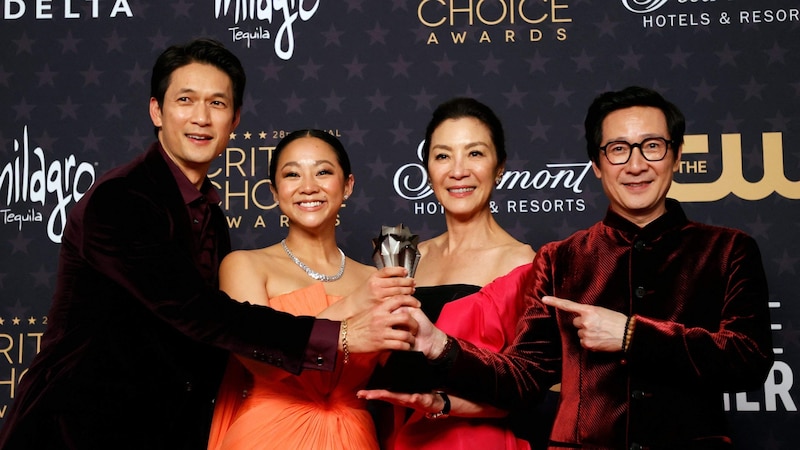 Elenco de "Crazy Rich Asians" en los Critics' Choice Awards 2019