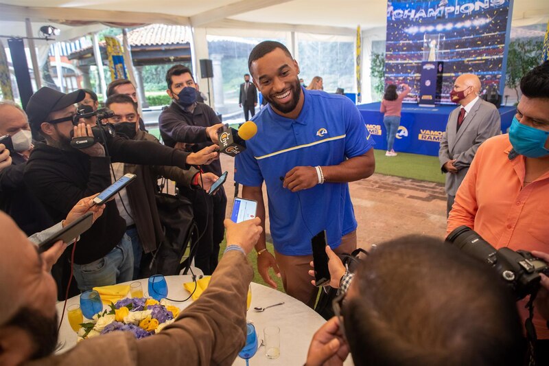 El jugador de fútbol americano Odell Beckham Jr. es entrevistado por la prensa.