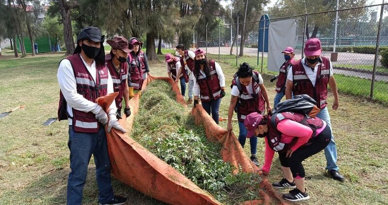 Voluntarios limpian un parque