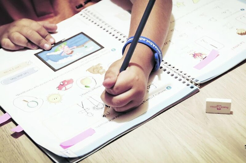 Niño haciendo su tarea