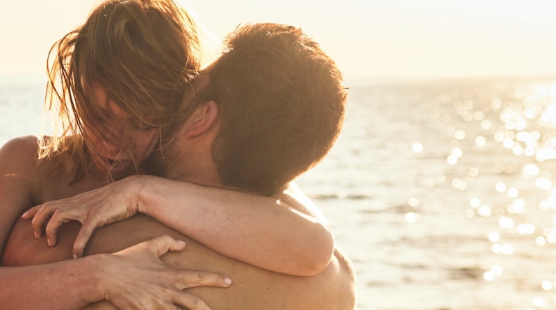 Pareja abrazándose en la playa