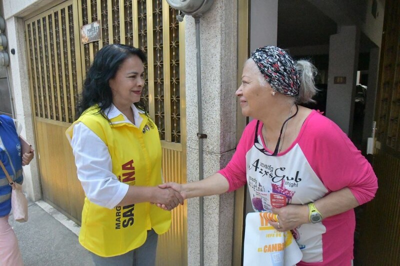 Candidata saluda a una mujer en la calle