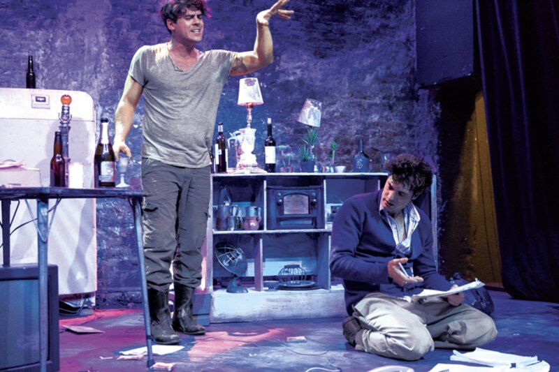 Dos hombres en una habitación