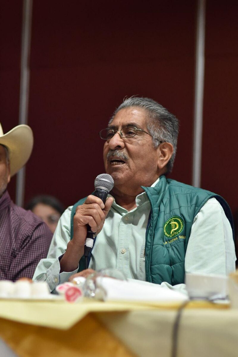 El líder campesino Arturo Rodríguez habla en un micrófono.