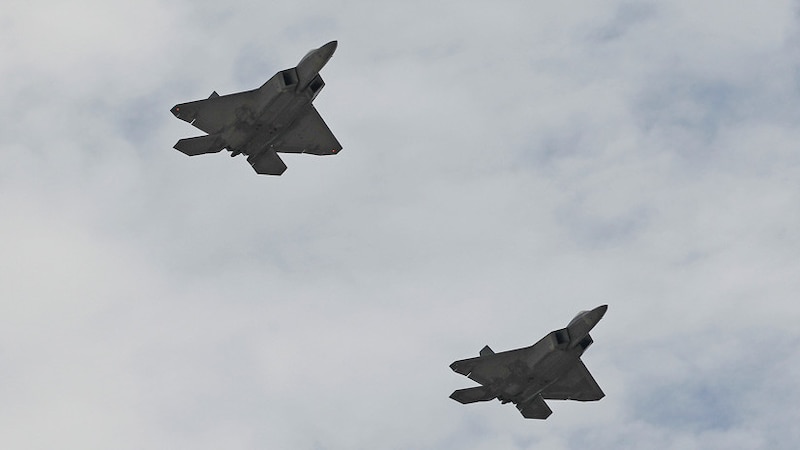 Dos aviones de combate F-22 Raptor de la Fuerza Aérea de los Estados Unidos vuelan en formación.