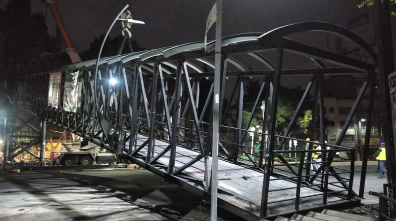 Puente peatonal en construcción