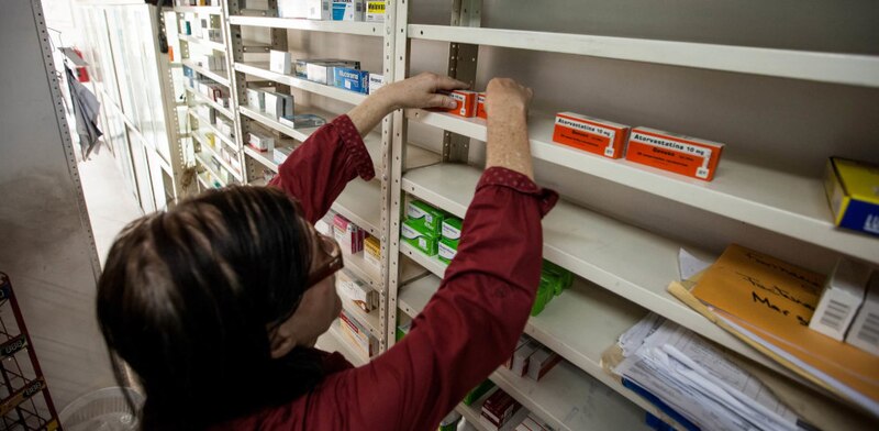 Mujer buscando medicamentos en una farmacia