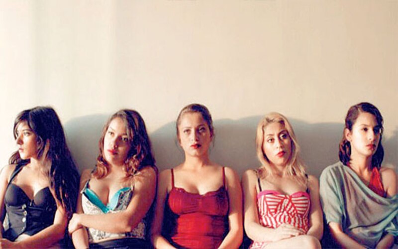 Cinco mujeres mirando a la pared