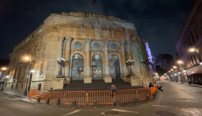 Frente al Congreso de la Ciudad de México para protestar contra la llamada “Ley Herodes” porque asesina bebés para favorecer una agenda política, mostraron un mapping sobre el edificio de la sede legislativa capitalina.
Ahí, Pilar Rebollo, integrante de MM dijo que “las mujeres capitalinas requieren de seguridad, acceso a educación, empleo digno, servicios de salud materna y apoyo económico, no de procedimientos que puedan poner en riesgo su vida y salud sin el respaldo de un sistema médico sólido”.
Expresó que “la jefa de gobierno de la CDMX, Clara Brugada, tiene la clara intención de asesinar a las niñas y niños que están por nacer, puesto que ha girado instrucciones para que diputados locales de Morena, aprueben a como dé lugar la despenalización del aborto hasta los 9 meses de gestación”.
Expresó que “la mujer como madre y como hija siempre ha sido, es y será la principal víctima del aborto legal o ilegal; no podemos decir que estamos a favor de la mujer, si permitimos el aborto de las niñas y niños”.