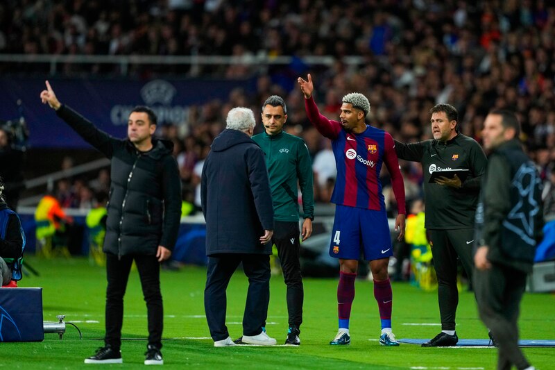 Ronald Araujo, el defensa uruguayo del Barcelona, discute con el árbitro durante un partido de fútbol.