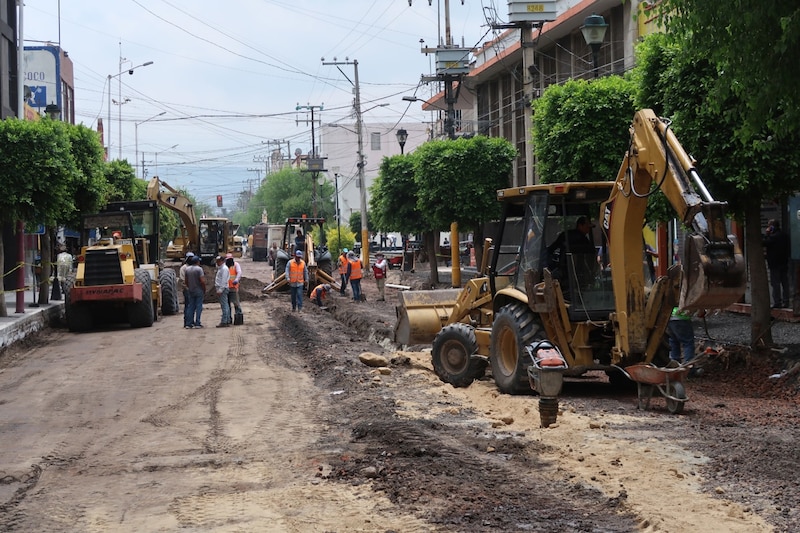 Obreros trabajan en la reparación de una calle