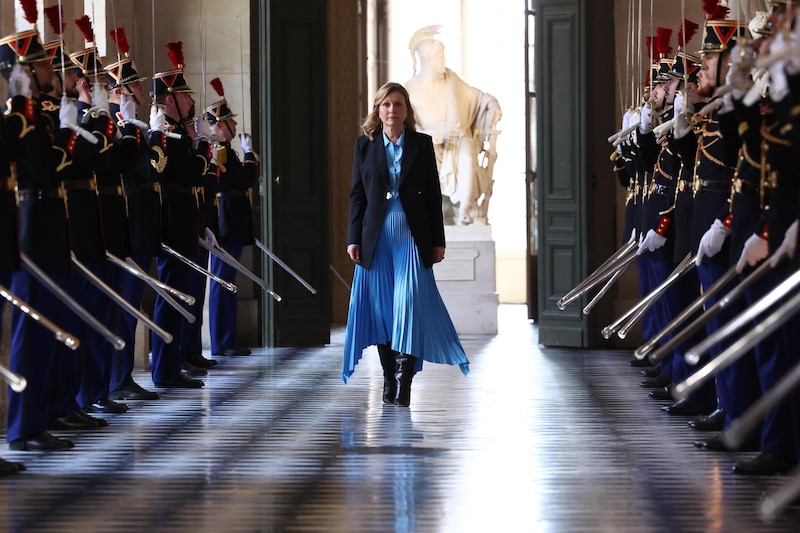 La presidenta francesa, Emmanuel Macron, pasa revista a la guardia republicana.