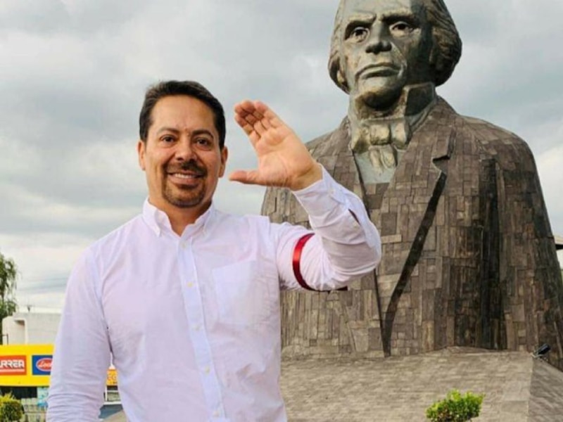 El candidato a la presidencia, Ricardo Anaya, saluda a la estatua de Benito Juárez.