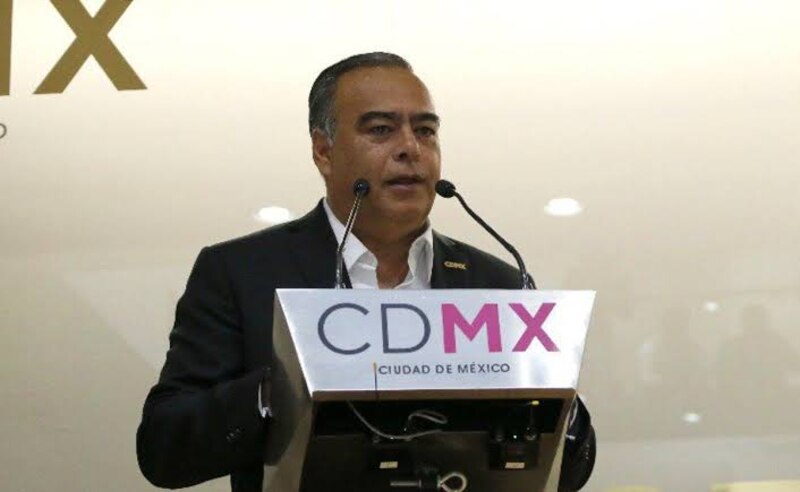 El alcalde de la Ciudad de México, Miguel Ángel Mancera, da un discurso durante una conferencia de prensa.