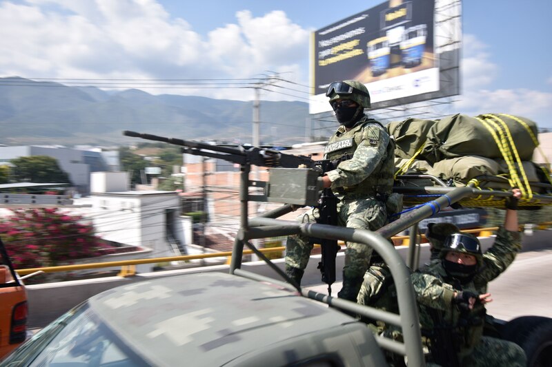 Militares mexicanos en un vehículo militar