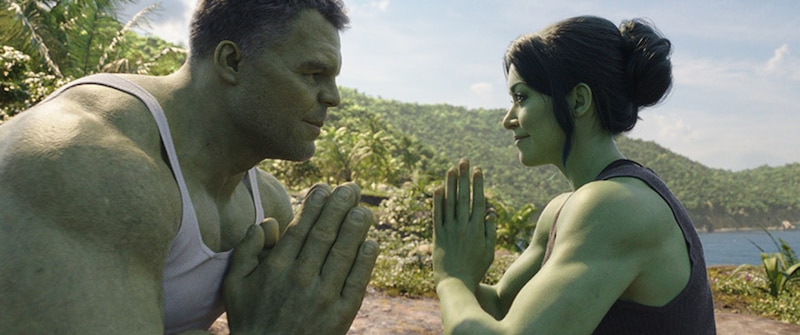 Hulk y She-Hulk practican yoga en una playa