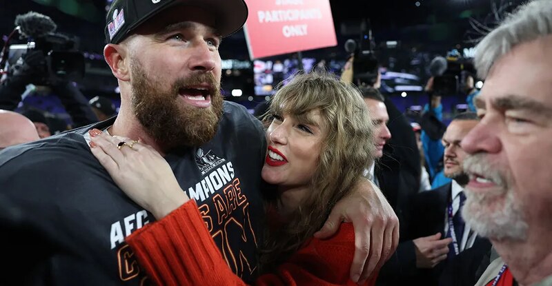 La cantante Taylor Swift abraza al jugador de fútbol americano Rob Gronkowski tras ganar la Super Bowl
