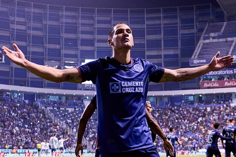 Jugador de fútbol celebra un gol