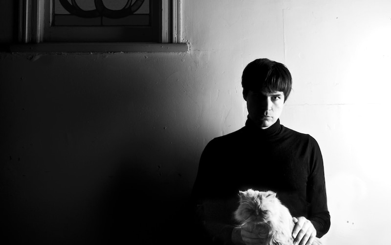 Retrato de un hombre con un gato