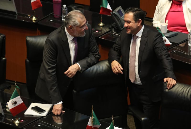 Los senadores Adán Augusto y Miguel Ángel Yunes cconversaron durante la Sesión Ordinaria en el Senado de la República.