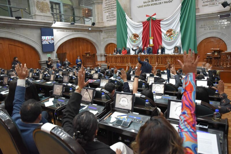 Posible título: Diputados mexicanos durante una sesión en el Congreso de la Unión
