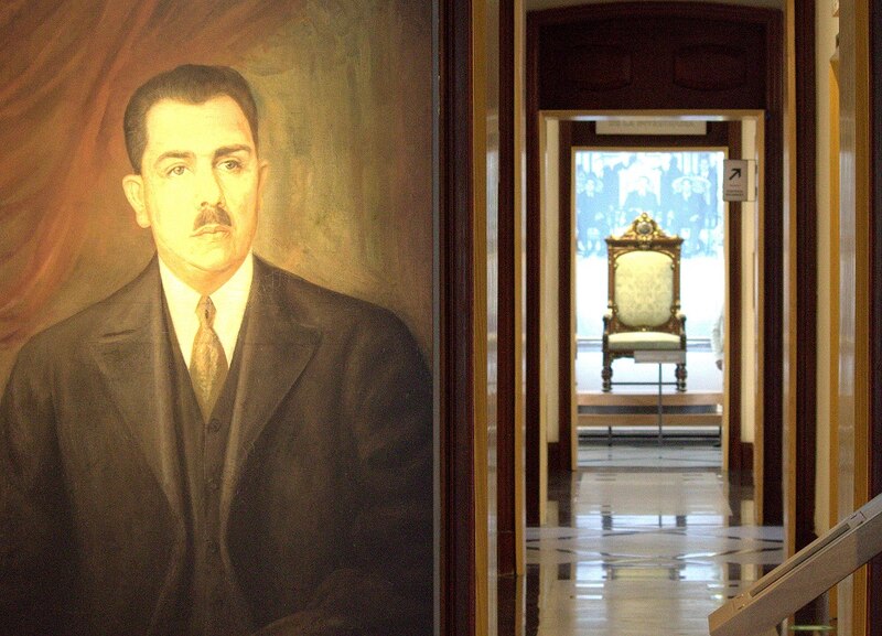 Retrato de un hombre en traje oscuro