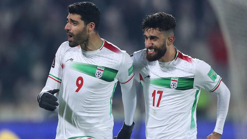 Sardar Azmoun y Alireza Jahanbakhsh celebran la victoria de Irán