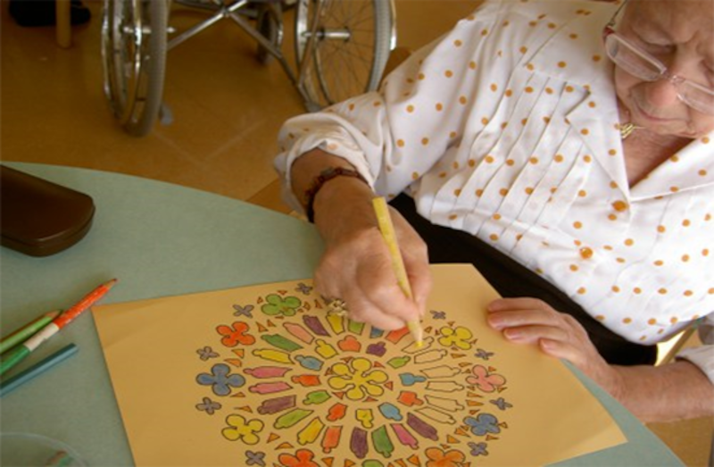 Anciana dibujando un mandala