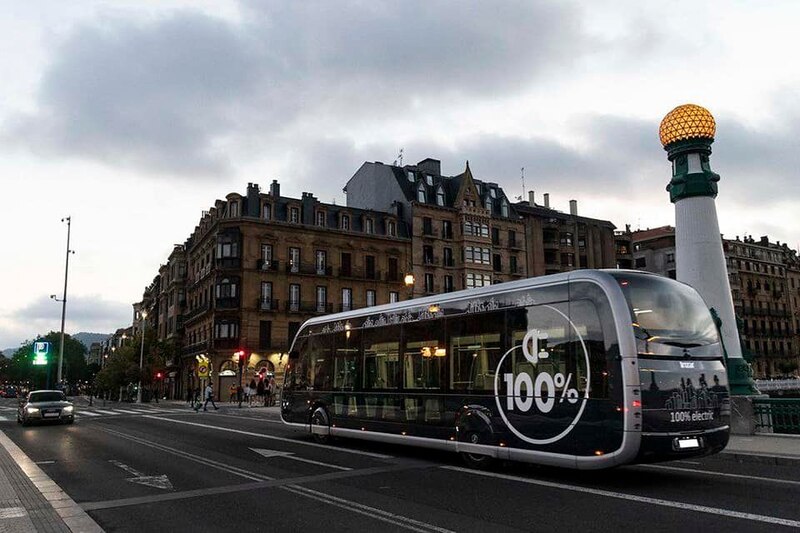 Autobús eléctrico en la ciudad