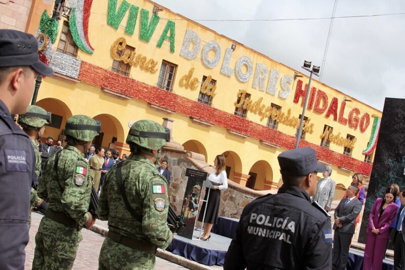 La alcaldesa de Dolores Hidalgo, Guanajuato, da un discurso durante la ceremonia del Grito de Independencia