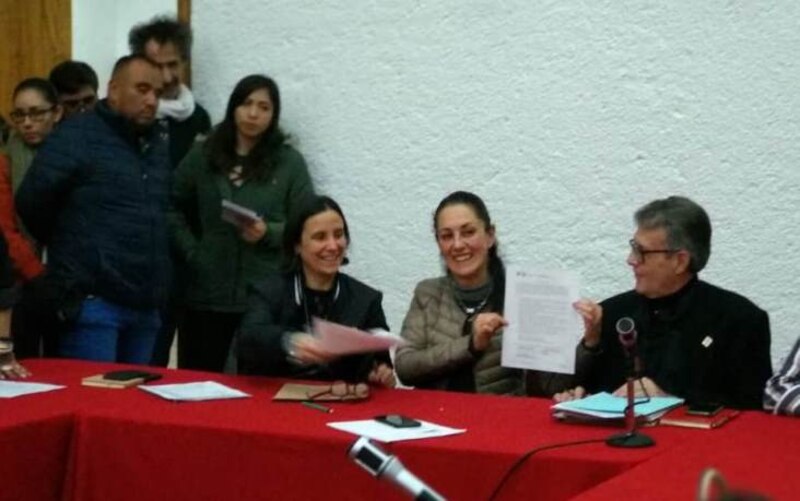 Mujeres políticas firmando un acuerdo