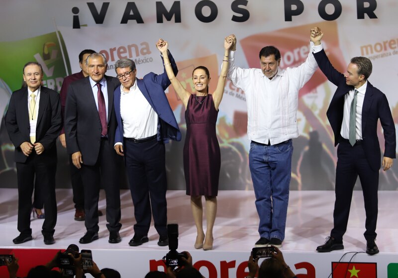 Candidatos de Morena celebran el triunfo en las elecciones de 2018.