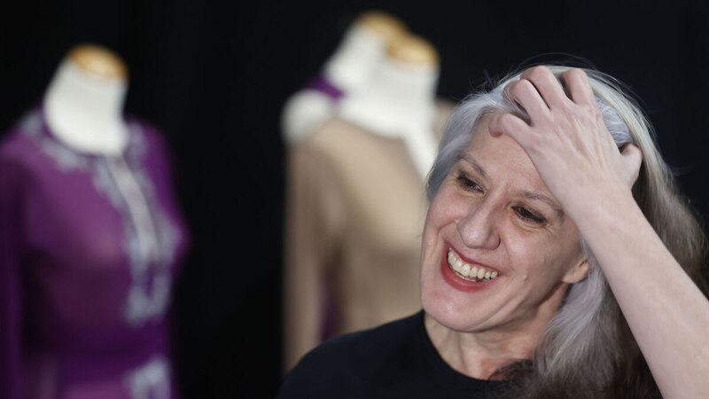 La diseñadora de modas Carolina Herrera sonríe durante una entrevista.