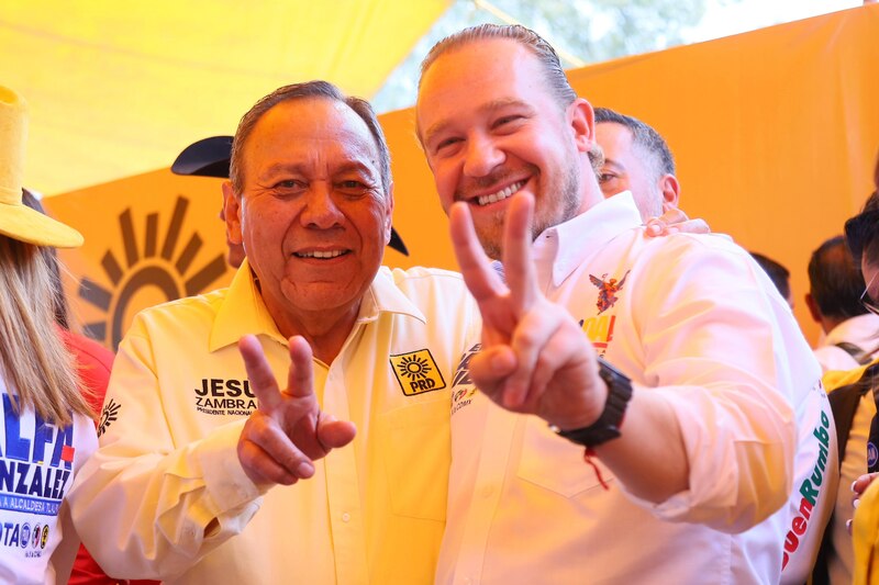 Jesús Zambrano y el candidato a la alcaldía de Tlalpan, sonríen durante un evento de campaña.