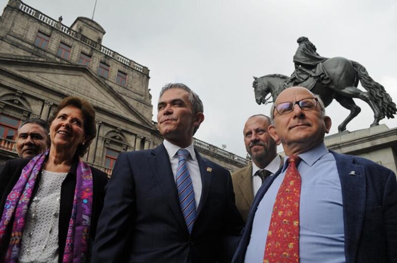 El presidente electo de México, Andrés Manuel López Obrador, saluda a sus simpatizantes en el Zócalo de la Ciudad de México.