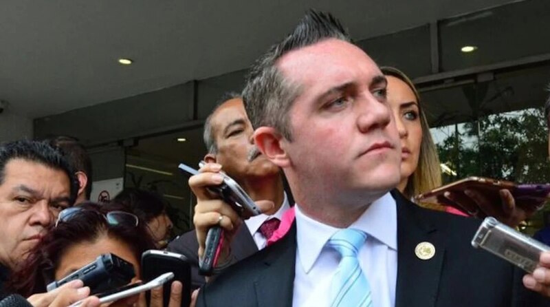El diputado federal electo por Morena, Benjamín Robles Montoya, durante una conferencia de prensa.