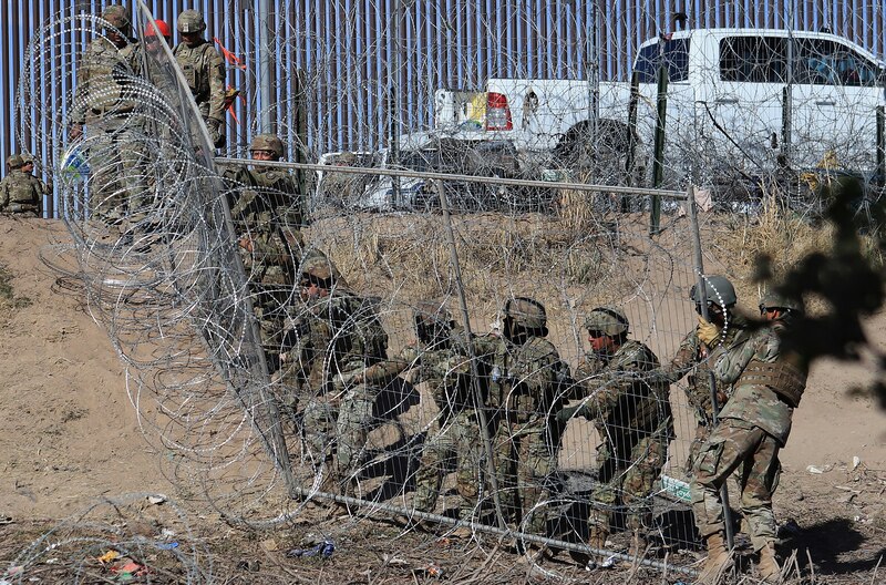Soldados estadounidenses instalan alambre de púas en la frontera con México