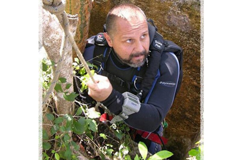 Explorador en una cueva