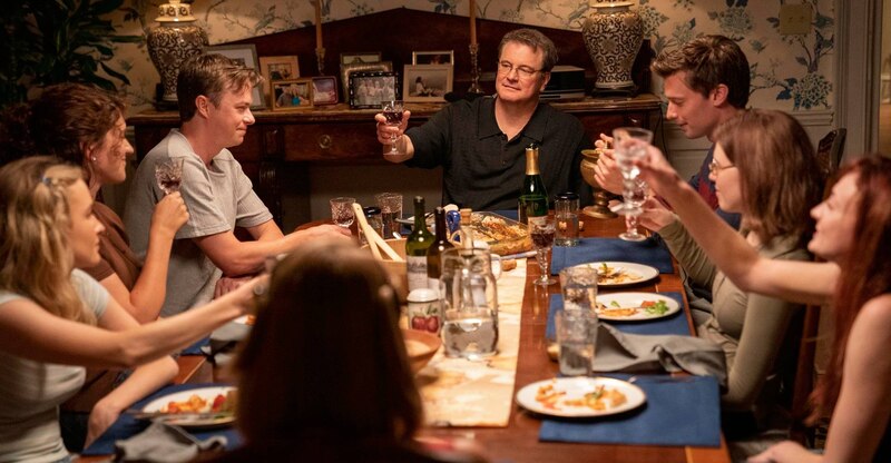 Una familia brindando en la mesa del comedor