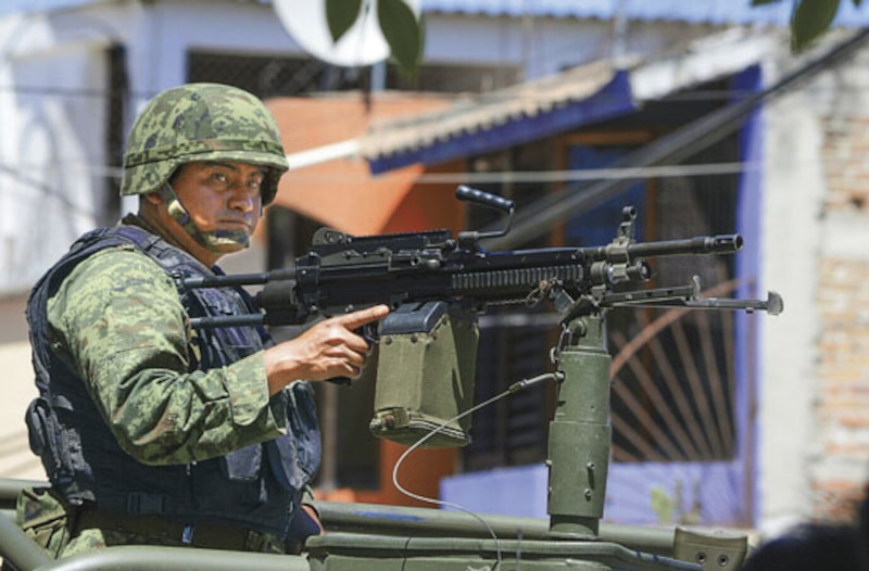 Soldado mexicano apunta con una ametralladora