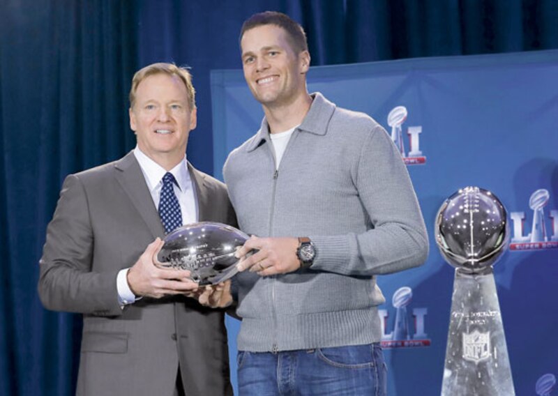 Tom Brady y Bill Belichick celebran la victoria de los Patriots en la Super Bowl LI